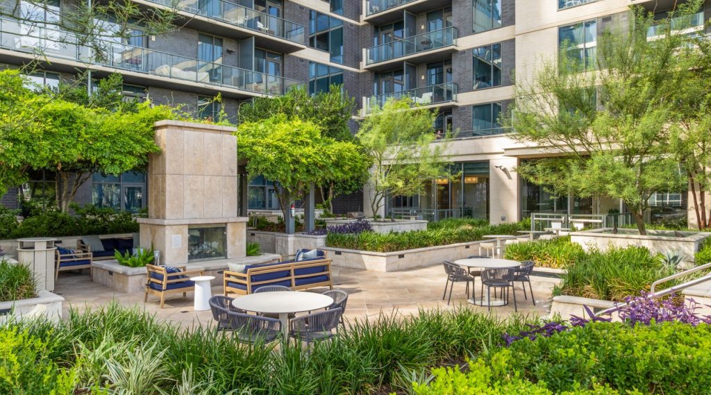 Outdoor courtyard amenity at Northshore, luxury downtown Austin apartments.
