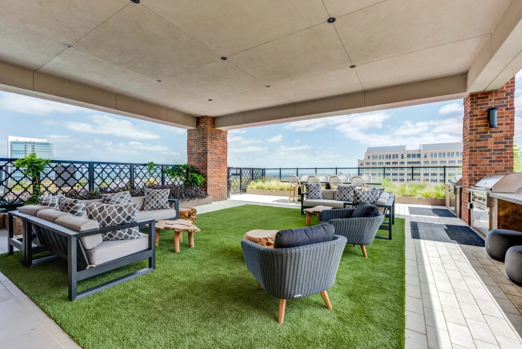 Outdoor lounge and grilling area amenity at Gables Republic Square in Downtown Austin.